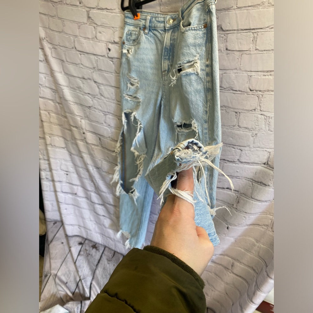 American Eagle Light Washed Comfort Stretch Really Ripped Mom Jeans Women’s 4 - Picture 4 of 12
